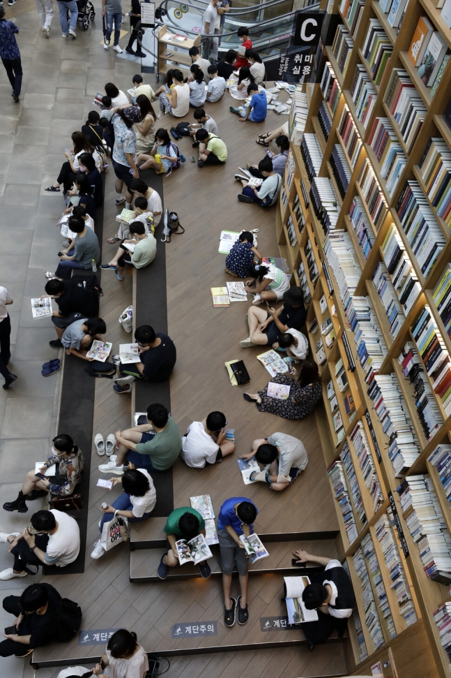 지난해 7월 서울 강남구 삼섬동 코엑스 별마당 도서관에서 시민들이 책을 읽으면서 더위를 식히고 있는 모습