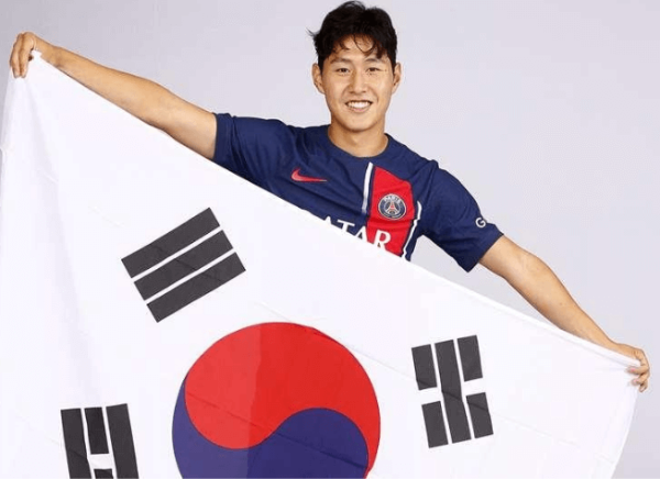 PSG홈페이지 이강인 PSG 이적 사진 이미지 입니다.