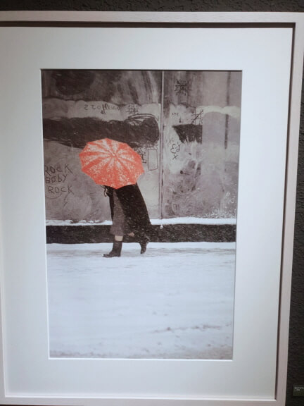 사울 레이터 전 홍보 이미지로 쓰인 유명한 사진으로 눈이 엄청 내린 거리를 검정 코트를 입은 여인이 빨간 우산을 쓰고 걸어가고 있다. 여인의 얼굴은 보이지 않는다.