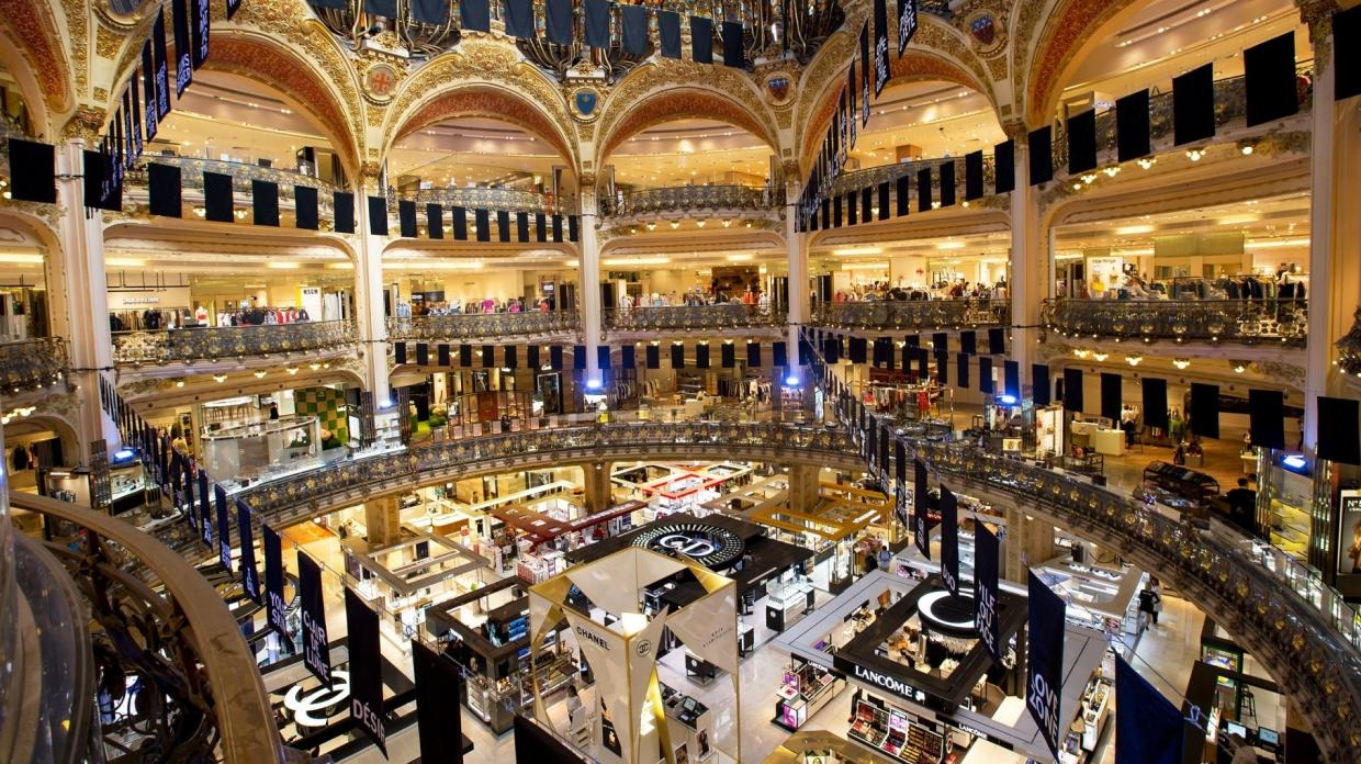 Trải nghiệm mua sắm xa xỉ khi du lịch Pháp, khám phá kinh đô thời trang Paris với các thương hiệu Chanel, Louis Vuitton, Dior, Hermès.