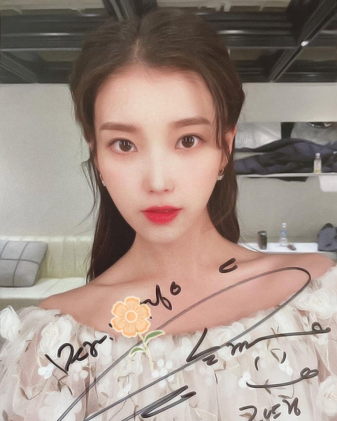  아이유 티저 깜짝공개