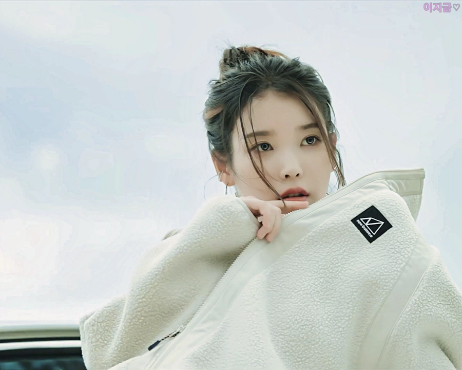  아이유 뉴발란스 2021 후리스 움짤 gif