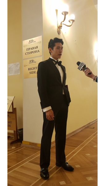 전쟁 중 유태오는 과거 결혼해 니키리와 아이를 낳았다. 30