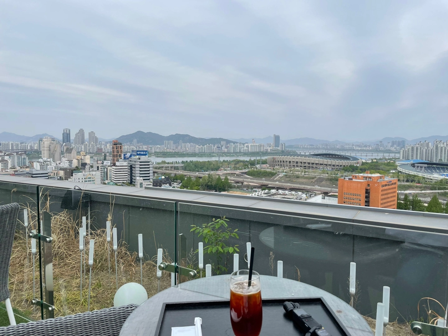 신라스테이-삼성-루프탑-바-외부-한강-뷰