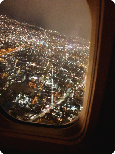 비행기-창문-야경