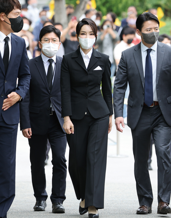  김건희, '조용한 내조' 하겠다더니..친오빠 비선 논란에 인사개입설까지