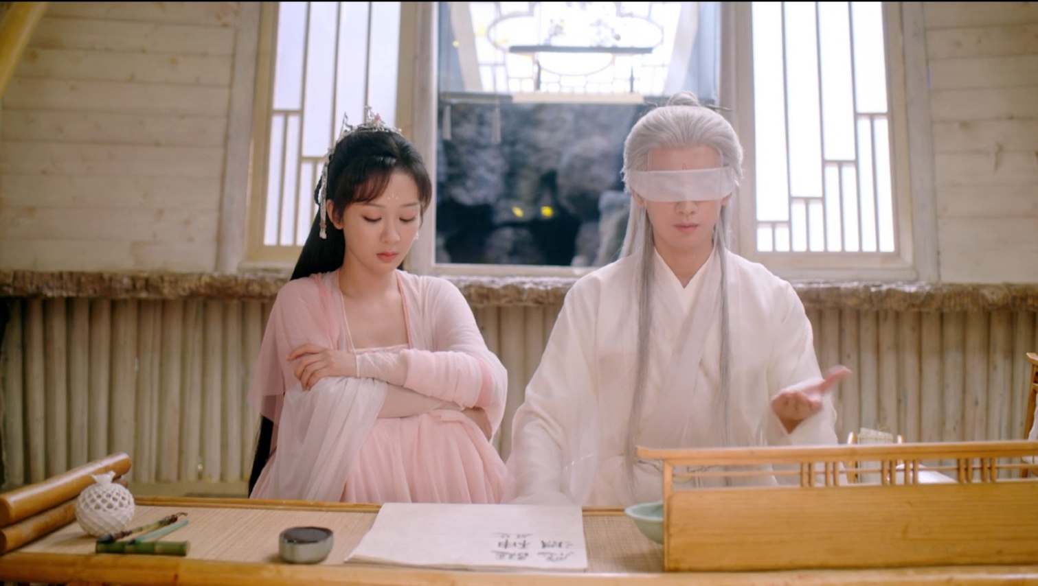 필체를-만져본-응연제군은-안담임을-확신하고-입술이-다친-안담에게-치유하는비녀를-선물한다