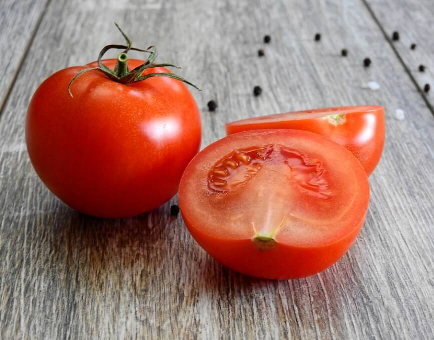 반으로잘려져있는-토마토의모습