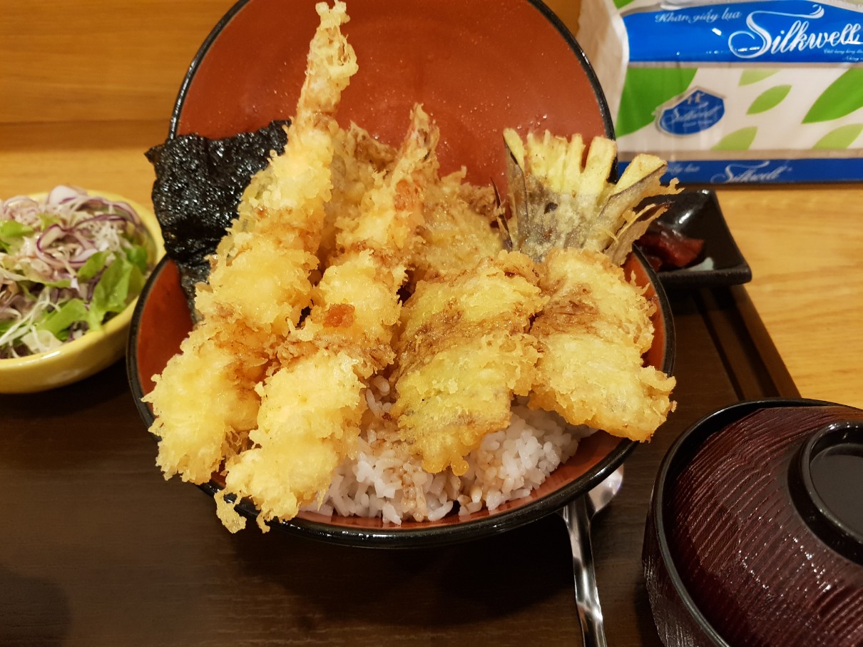 호치민 1군 레탄톤 일본인 거리 일식집 Quon - Dynamic Mt. Fuji tempura bowl