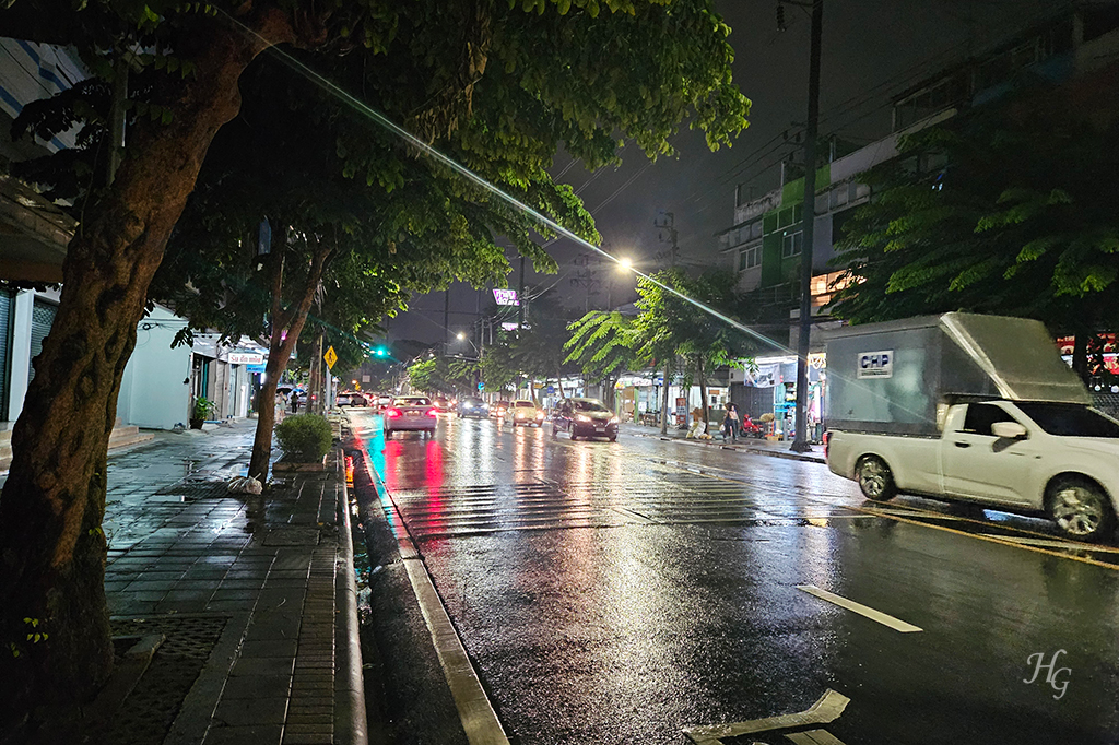 비오는 밤의 도로