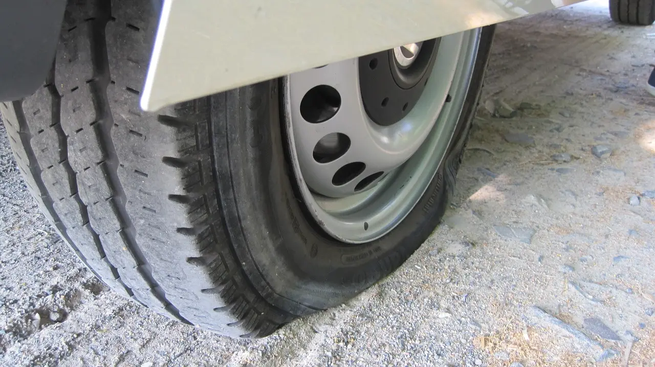 회색 도로위 검은 타이어가 서있는 모습