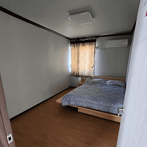 큰 침대 1개가 있는 작은 방