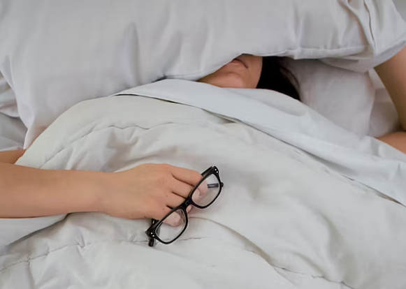 만성피로증후군으로-침대에서-안경을-잡고-자고-있다