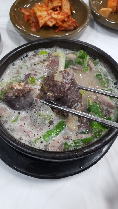 천리집 순대 집어든 사진