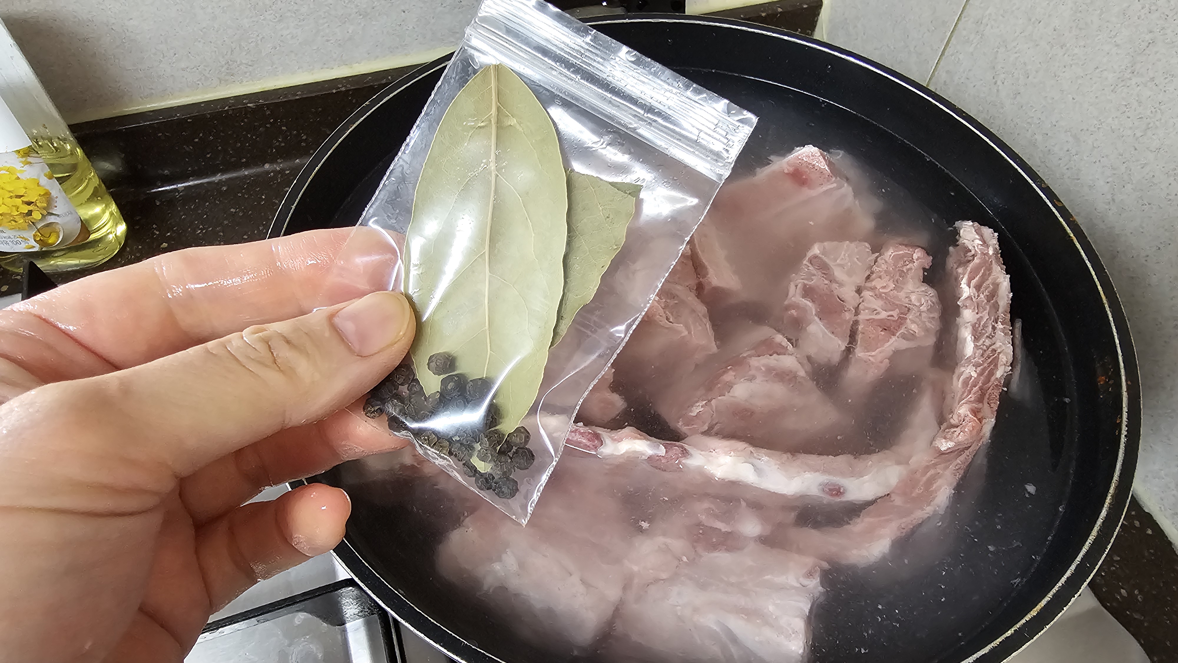 등뼈 초벌 삶기