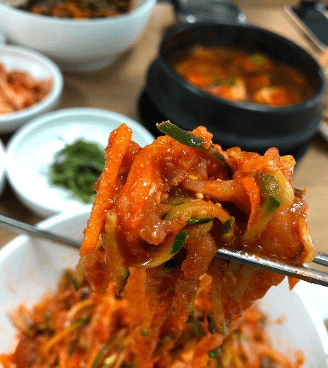 연일물회 음식사진&amp;#44; 물회를 젓가락으로 들고 있는 사진