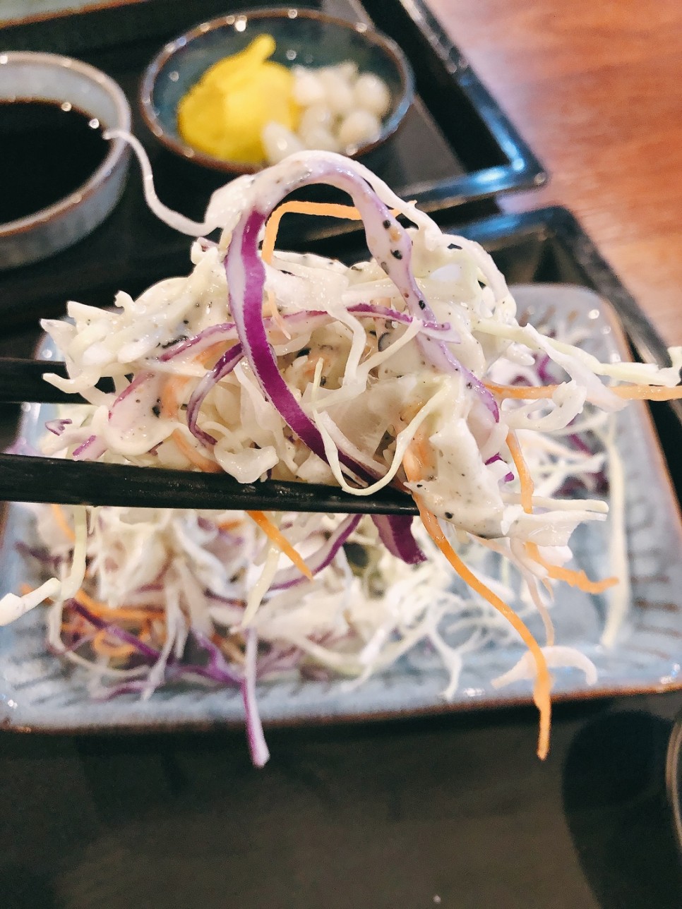 명동 푸드코트에는 홍성내포 맛집, 초밥집, 북촌손만두가 동시에 있다. 5