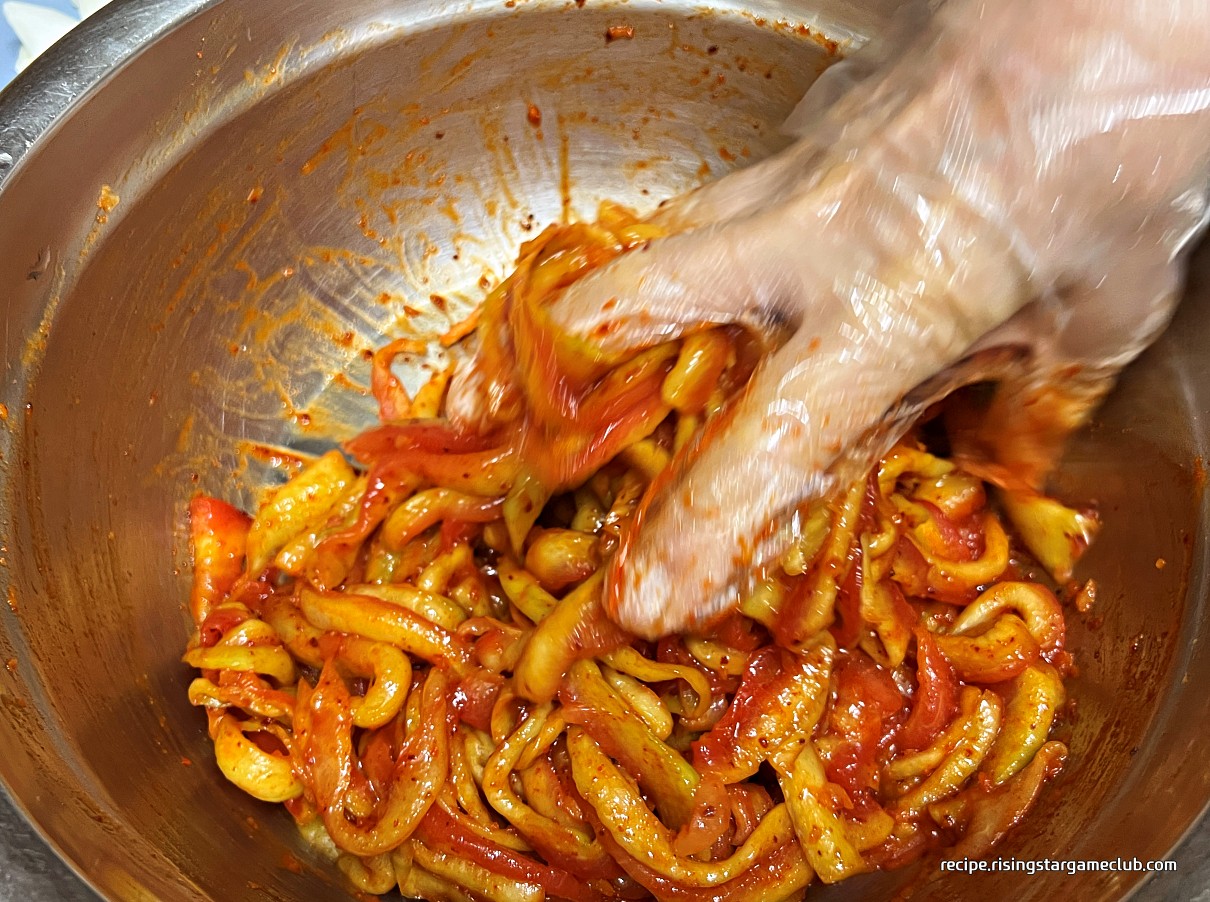 양념을 넣은 수박 껍질(흰살)을 무치는 사진