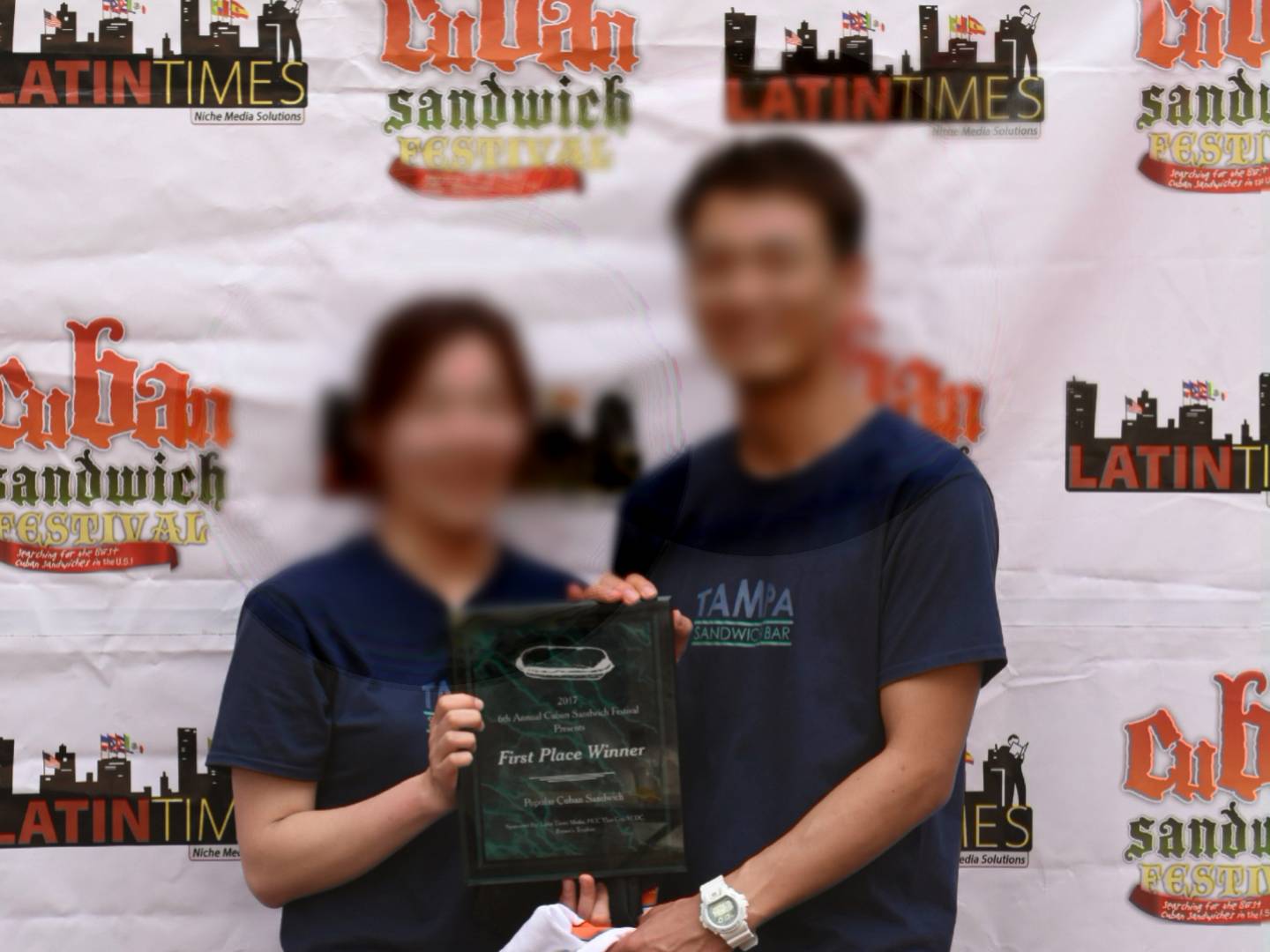 템파 사장님 부부 사진 모자이크 처리 되어 있다