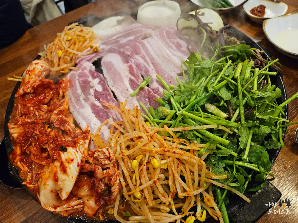 김치 솥뚜껑 삼겹살 미나리