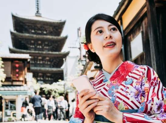 일본 기보노늘 입고 휴대폰을 들고 있는 서양여자