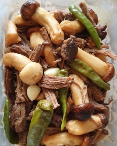 송이장조림이 맛있어 보인다.