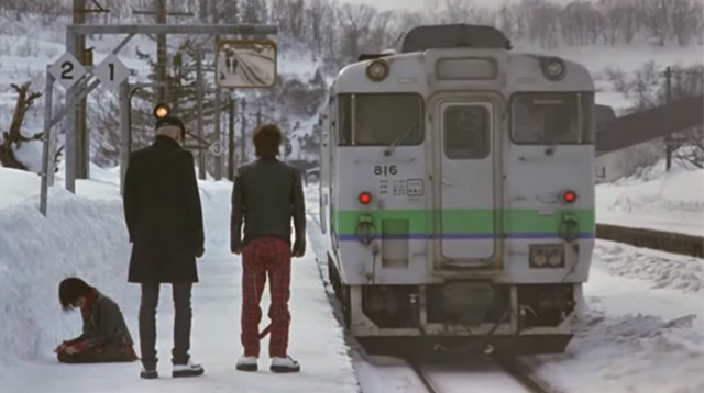 일본영화-나나-렌이 떠나던 날-렌이 탄 기차를 보고 있는 블랙스톤의 멤버들