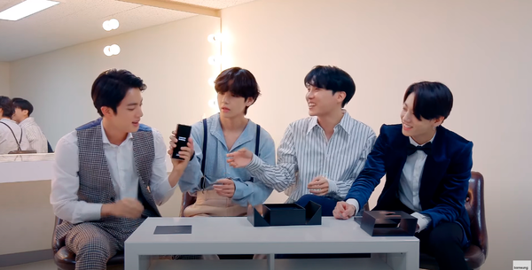  BTS '갤럭시Z폴드2, 삼성이 외계인 고문해서 만들었네'