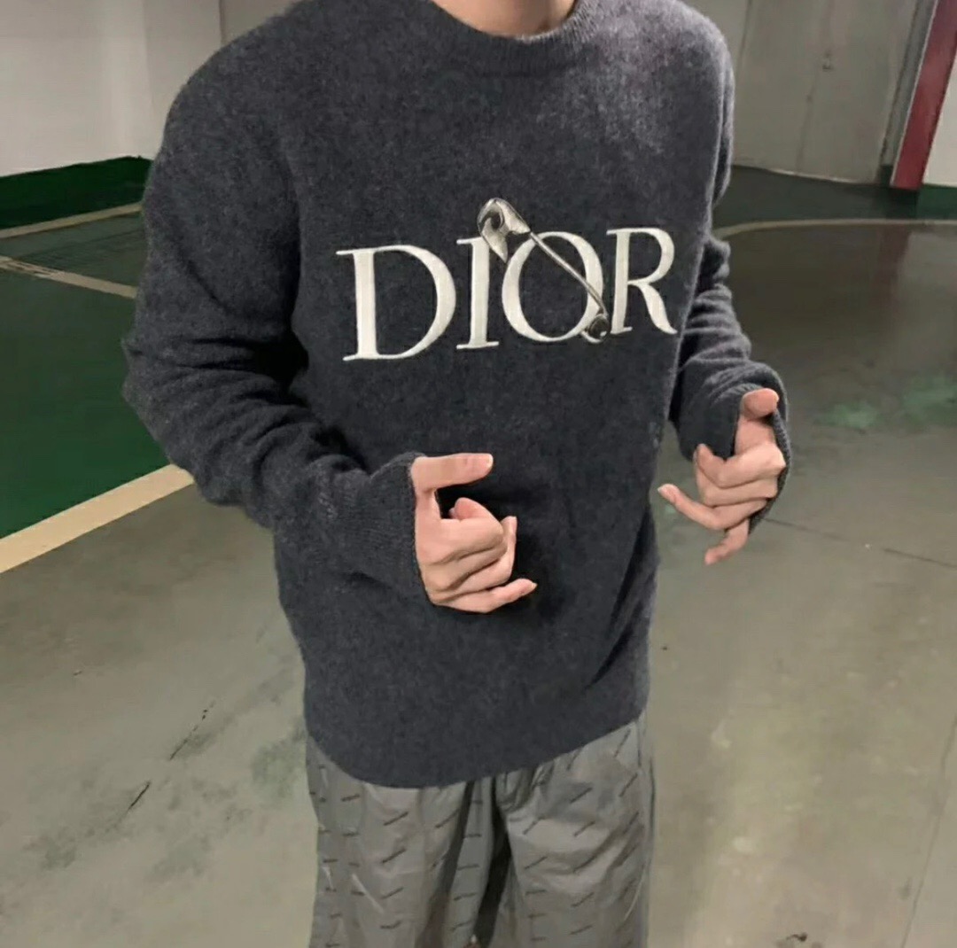  [DIOR x JUDY BLAME] 디올 X 주디블레임 클립 로고 니트 스웨터 043M610AT202_C581