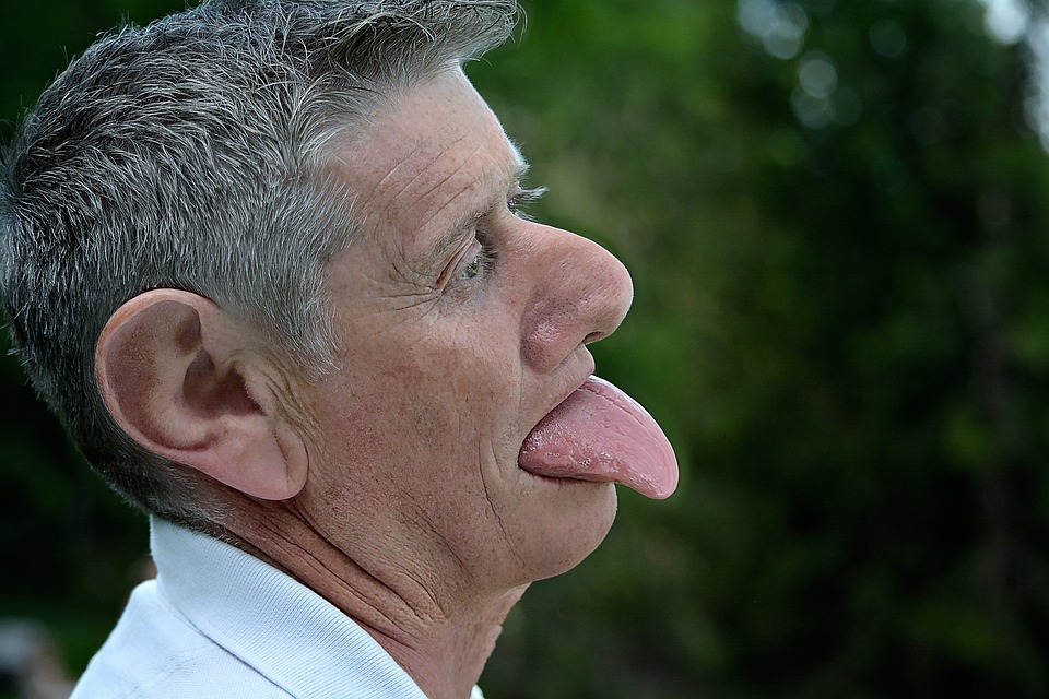 혀를 내민 남자 사진