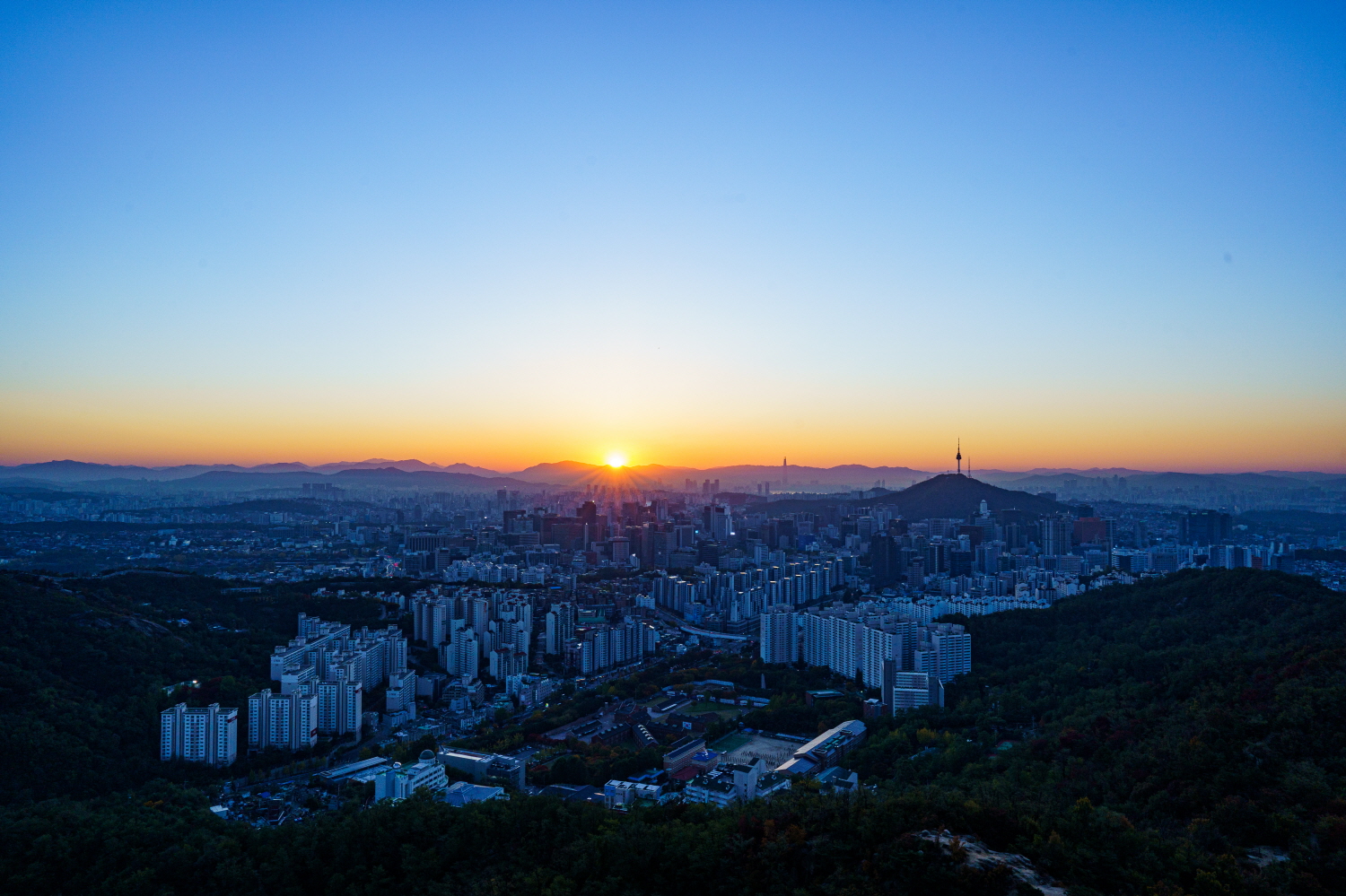 산 위에서 바라보는 서울 일출 사진