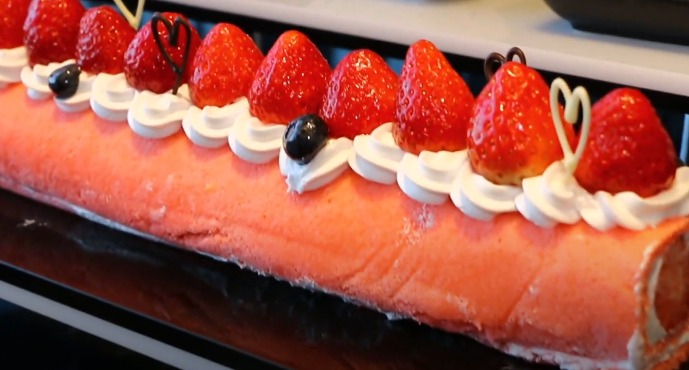 딸기 롤 케이크