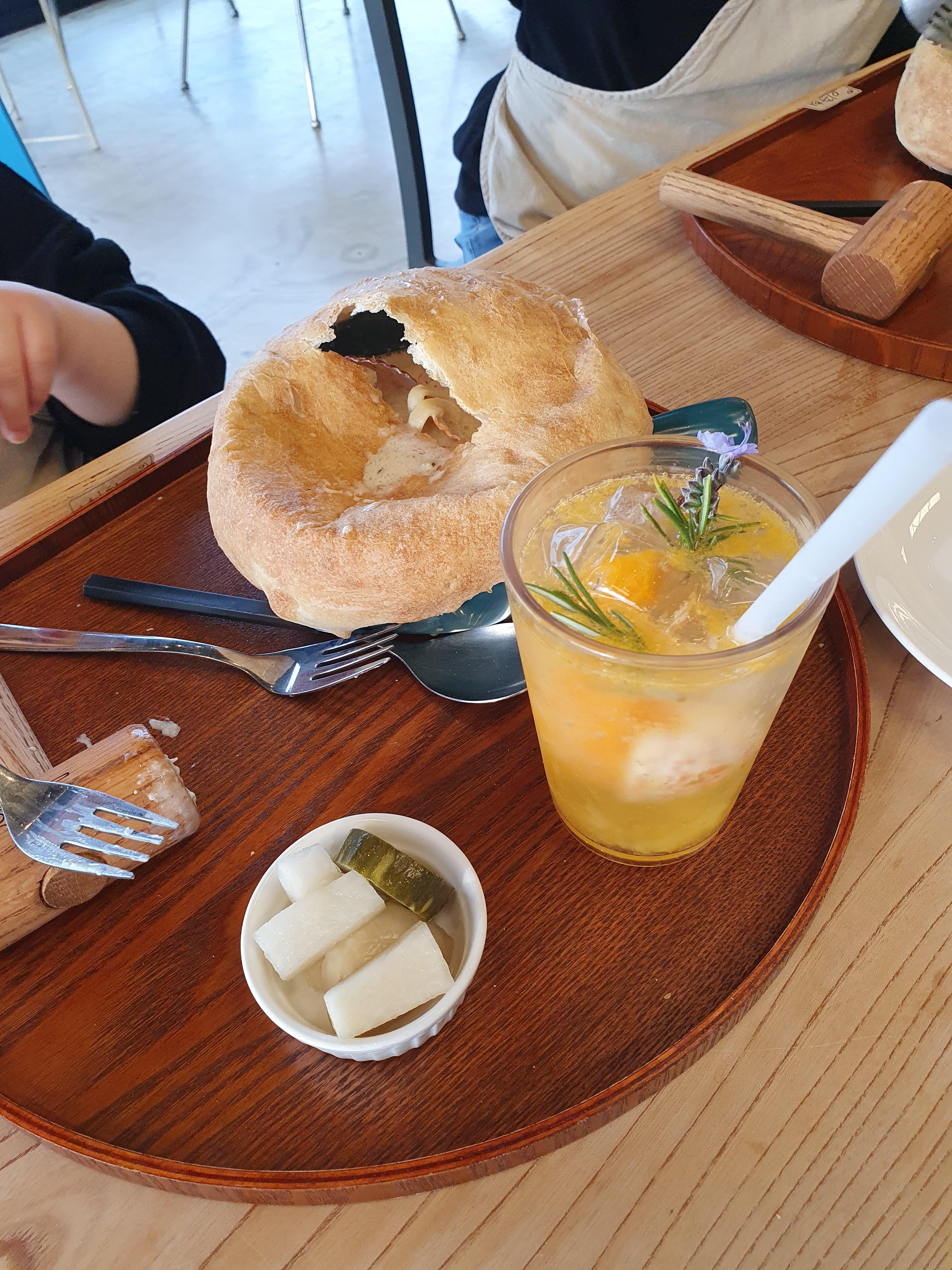 제주 토토아뜰리에서 만든 벚꽃생면파스타와 감귤쥬스