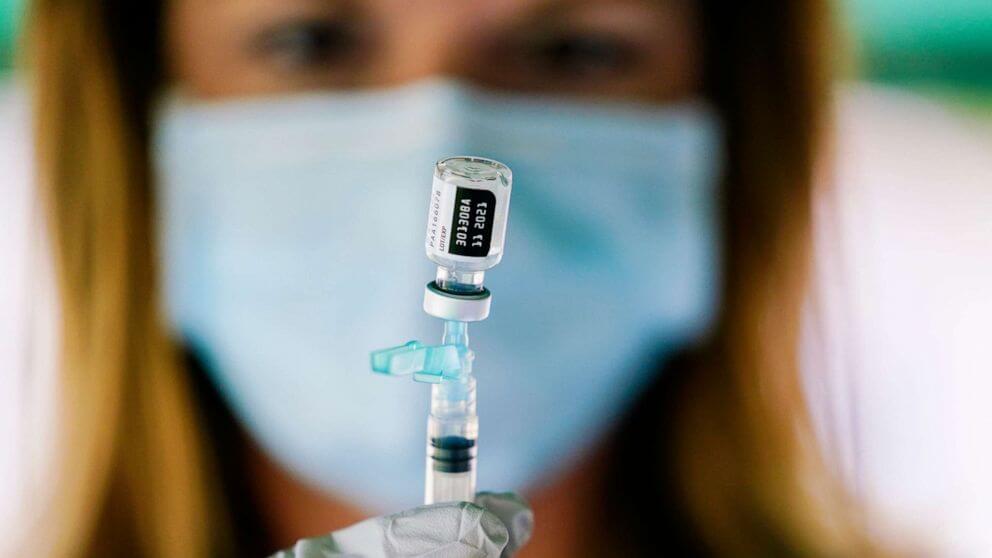  화이자 두번 접종 후 6개월 지나면 예방 효과 약화...막상 FDA는 ???  A Pfizer Analysis Makes The Case For A COVID Vaccine Booster