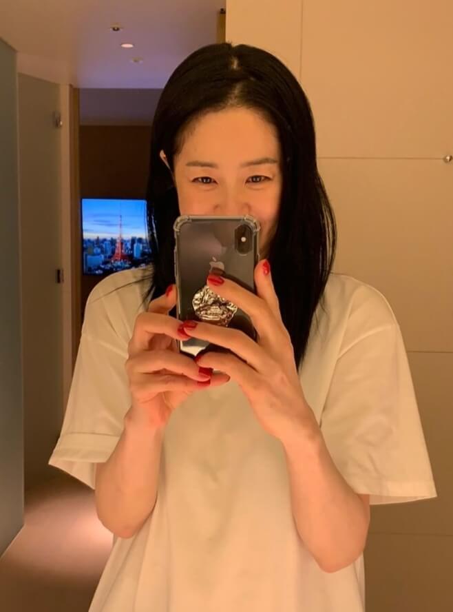 두손에-핸드폰을들고있는-긴머리여성의모습
