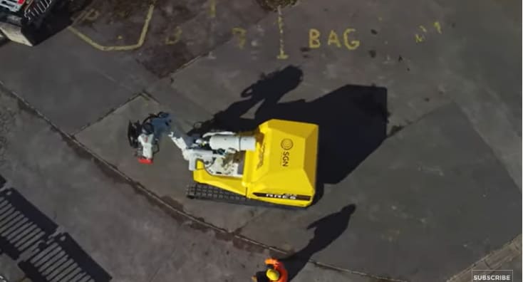 어떤 모양도 굴착할 수 있는 로봇 도로공사 및 굴착 시스템 VIDEO: Roadworks robot trialled on Surrey gas job