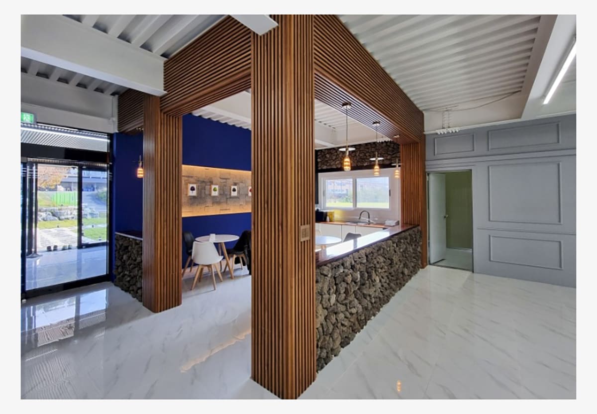 네스트 합성목재 루버 벽체는 다양한 공간에 설치됩니다.  벽체, 기둥벽, 천정 등 다양한 곳에 설치가 가능합니다.