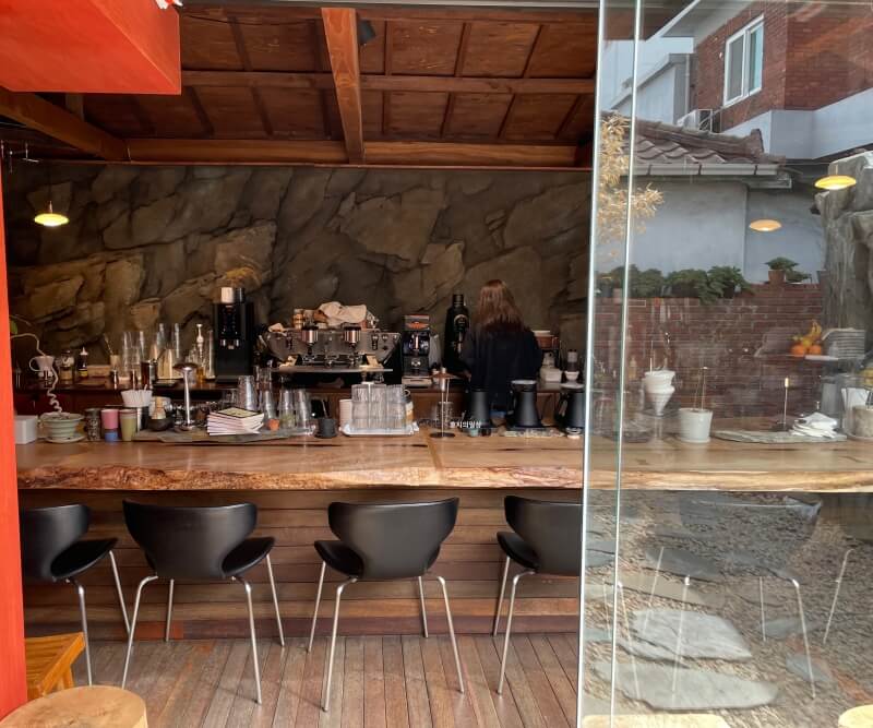 용산 용리단길 골목 한옥 동굴 감성 카페 - 오픈 주방