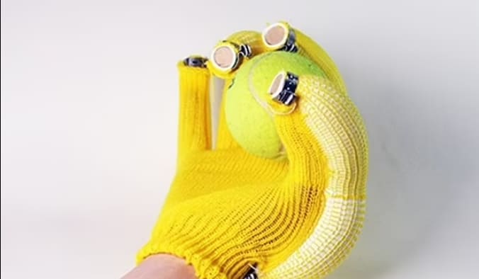 MIT&#44; 불편한 손가락 보완 보조 장갑 개발 VIDEO: Scientists create &#39;banana fingers&#39; assistive glove that grips items