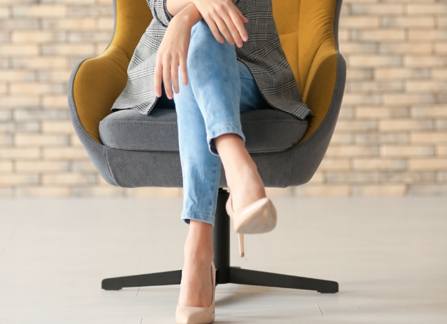 '다리 꼬는' 습관 얼른 버려야 하는 이유 CROSSING YOUR LEGS: HERE’S WHY YOU SHOULD BREAK THE HABIT