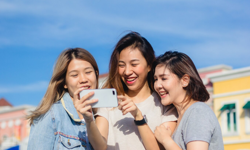 친구들과 사진을 보며 즐거워하는 사진