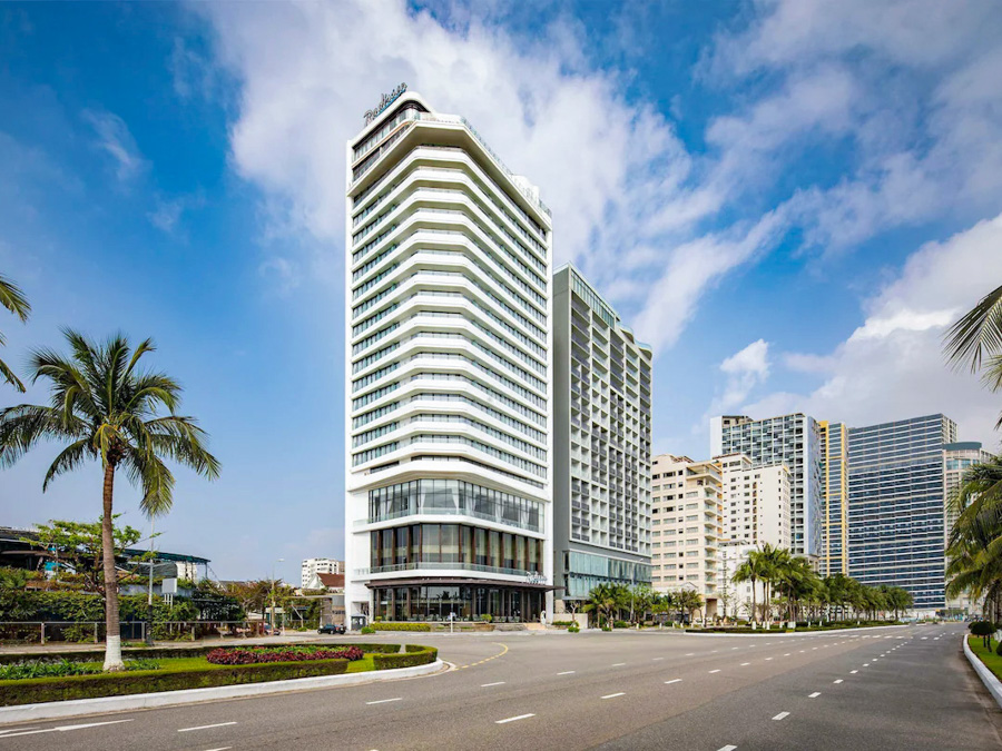  미케비치해변이 보이는 루프탑수영장이 아름다운 신축호텔 레디슨 호텔 다낭(RadissonHotelDanang)