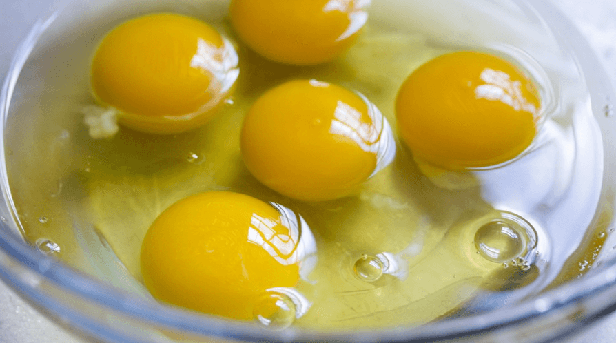 백내장에 좋은 음식 계란 노른자가 그릇에 담겨 있다