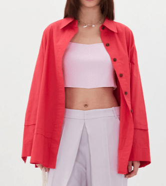 드라마-국민사형투표-2회에서-임지연님이-착용하신-로우클래식-브랜드의-루즈핏-핑크색상-셔츠를-모델이-착용하고-있는-모습입니다
