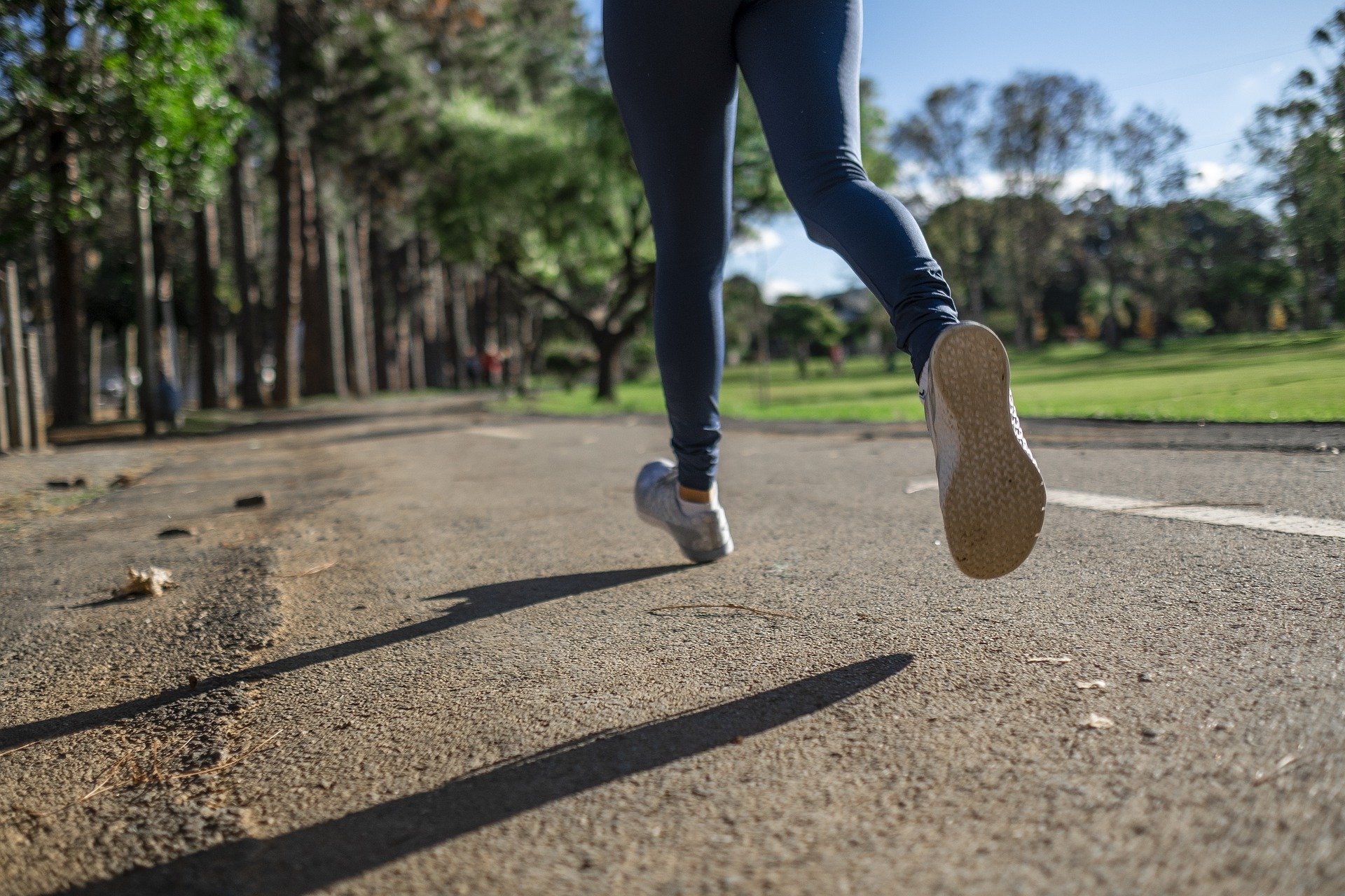 공원에서 힘차게 걷는 여성의 다리 사진