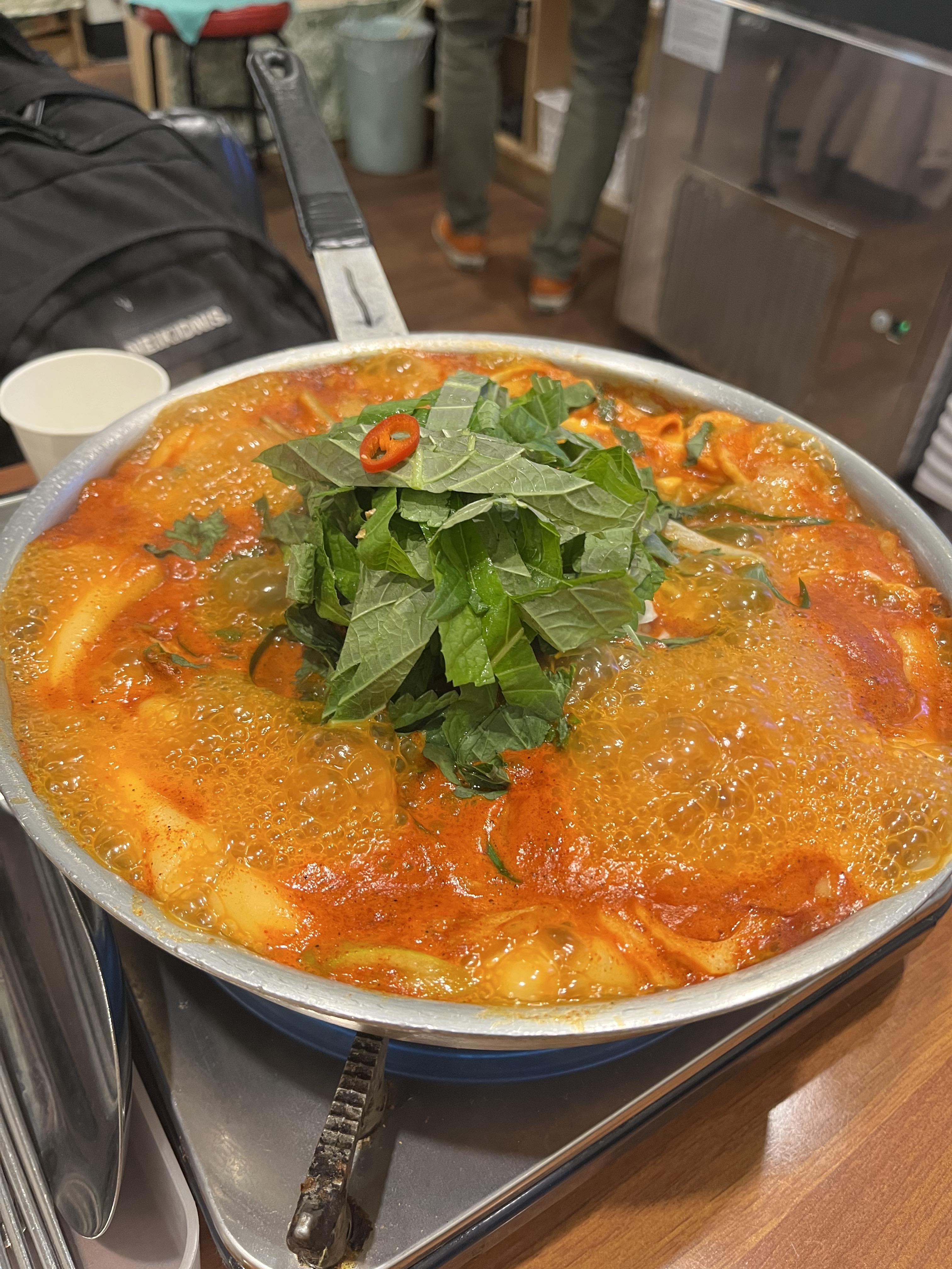 떡볶이 끓이는 중