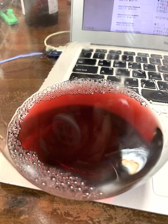 Domaine Vincent Girardin Bourgogne Pinot Noir Emotion 2016의 색