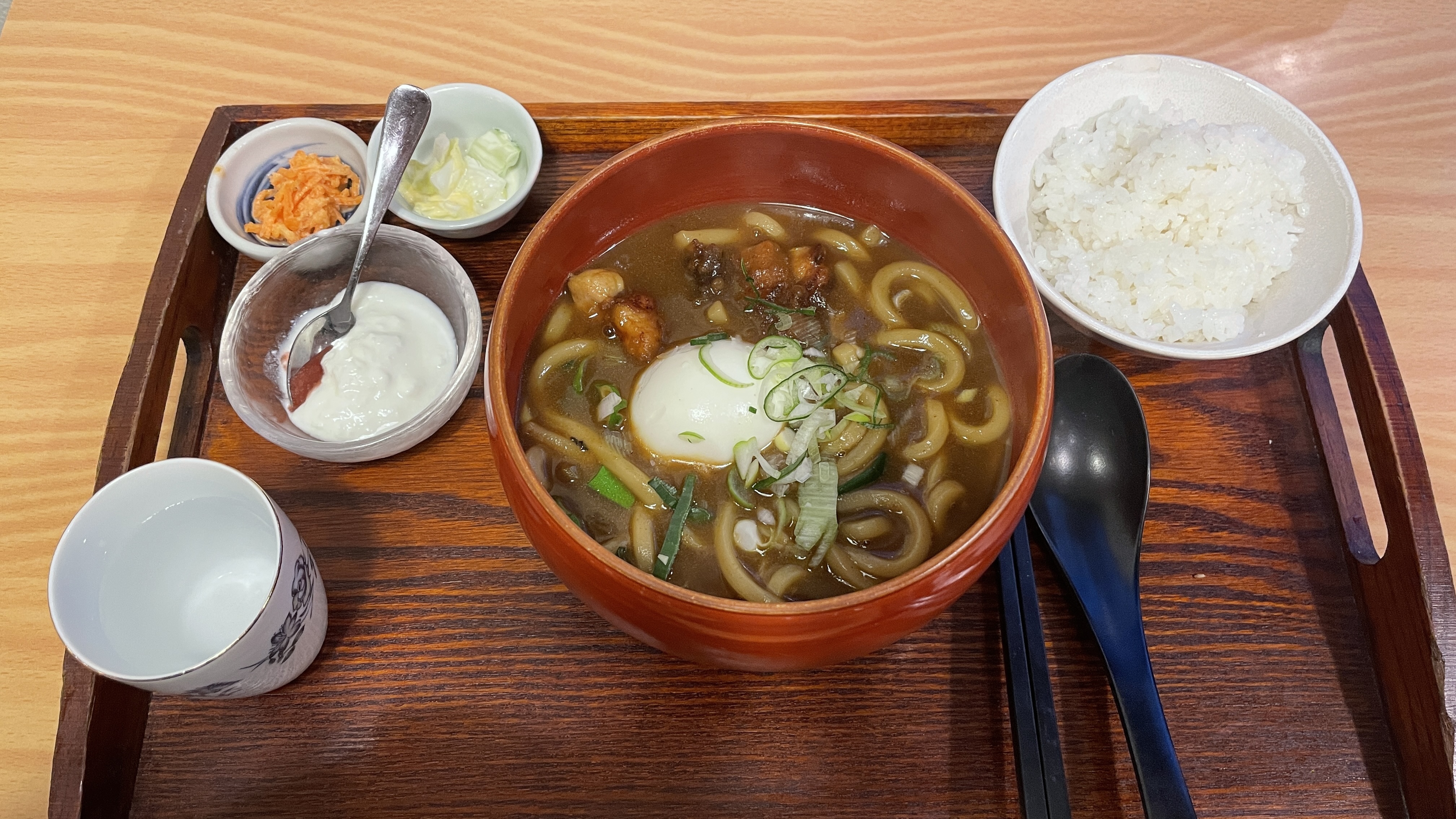 일본식-카레에-우동과-말아먹을-밥-그리고-고소한-당근반찬과-마요네즈-배추