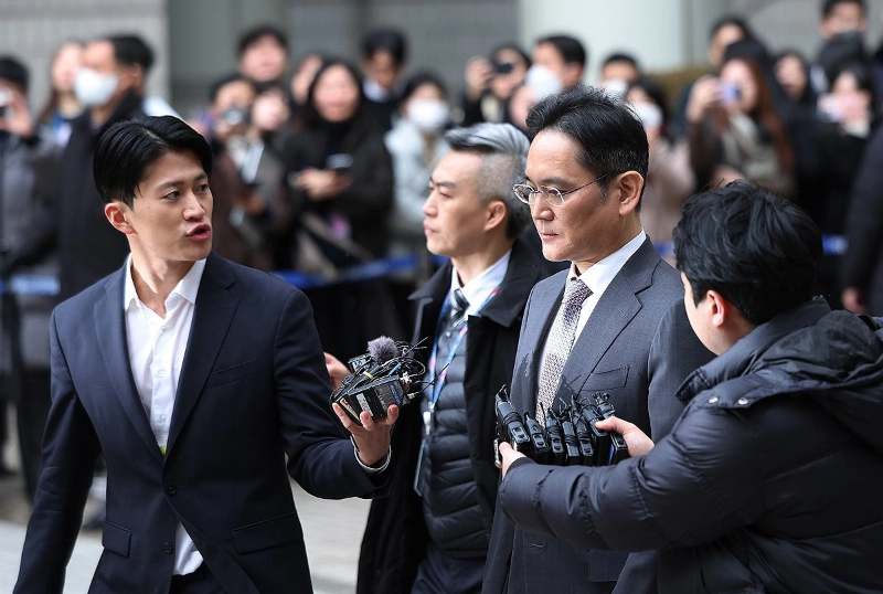 삼성물산 합병사건을 담당한 이진동 검사가 수사중인 이재용이 기자들과 인터뷰중
