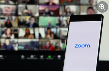  테슬라, 곧 차량에 Zoom(줌) 앱기능 제공